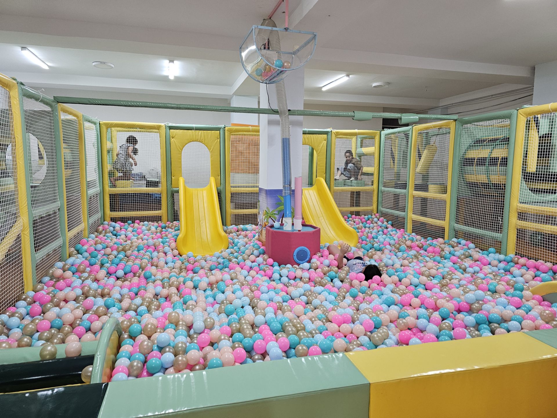 استخر توپ خانه بازی هوهو چی چی
